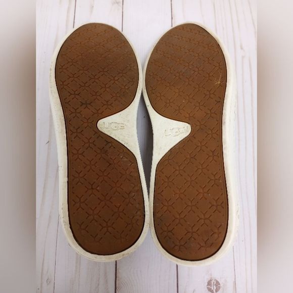 UGG Sammy Chevron Metallic Knit Slip-on Sneakers in Oyster Beige, size 8 - Picture 15 of 16